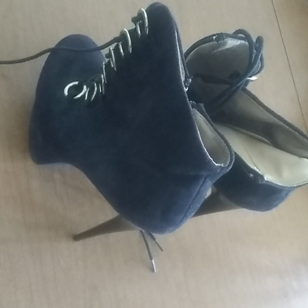 Heels - Picture 3 of 3